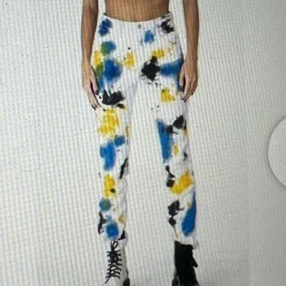 Adika Rukasini Spray Paint Jeans